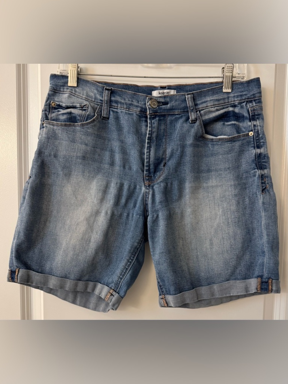 #z133 Kensie 7” Medium Wash Blue Fade Denim Cuffed Jean Shorts Stretchy Sexy